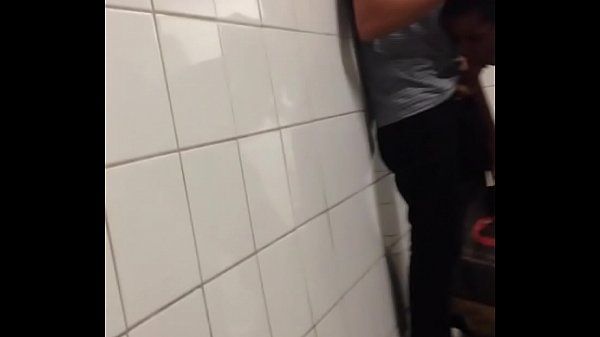 Filmando gay safado pagando boquete em banheiro público