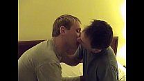 Beijos calientes dos gays safados com trepada