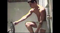 Filmando novinho sarado tomando banho com bolinada no cacetão
