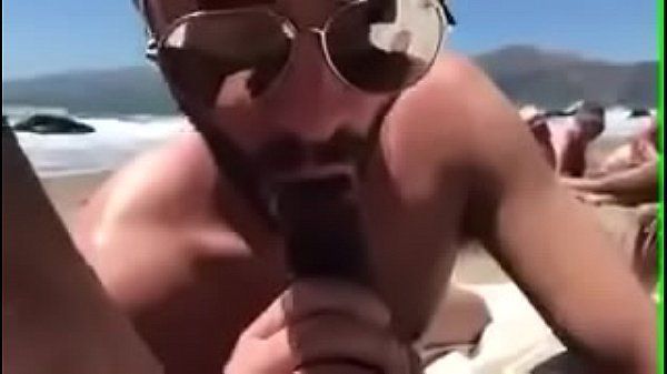 Gay male tube rolando aquele boquete delicioso na praia